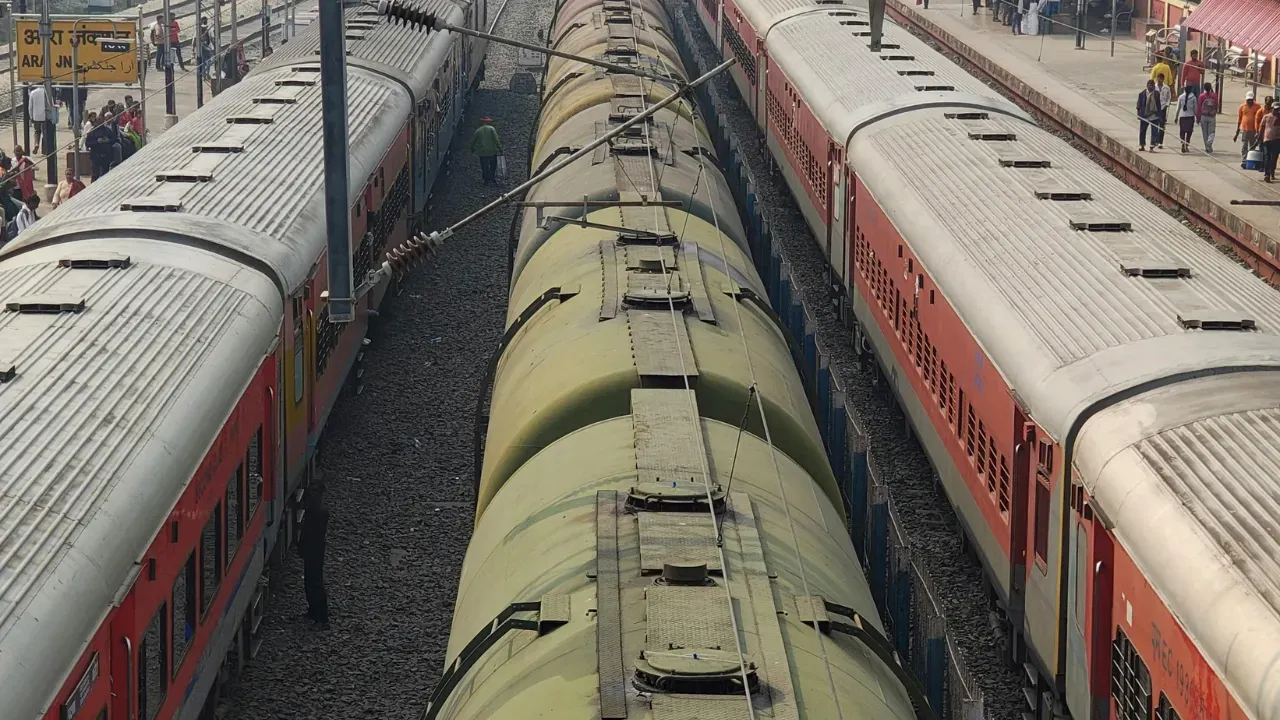 Navy Officer’s wife dies after being pushed from a train; Ticket Checker booked