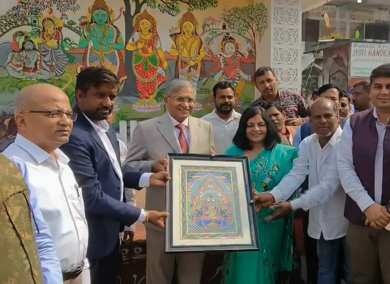 CEC Gyanesh Kumar visits Raghurajpur, lauds Odisha’s traditional Art and Culture