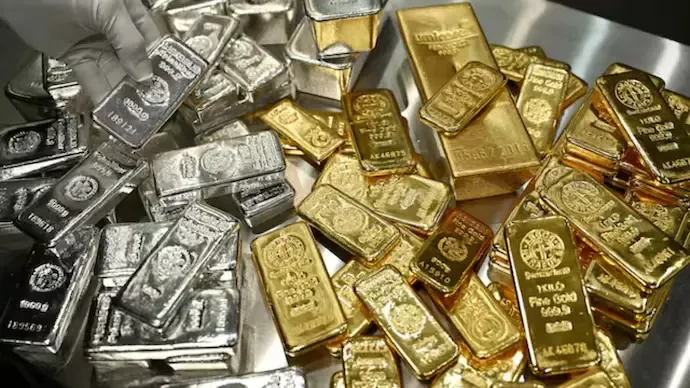 Gold & Silver Near Record Highs: Should You Buy Now or Wait?