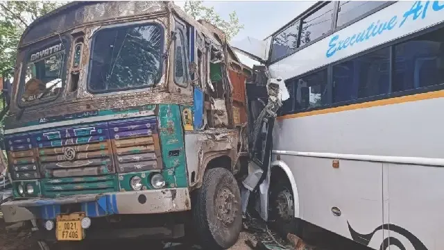 Cuttack: Baripada-bound bus collides with truck in Choudwar.