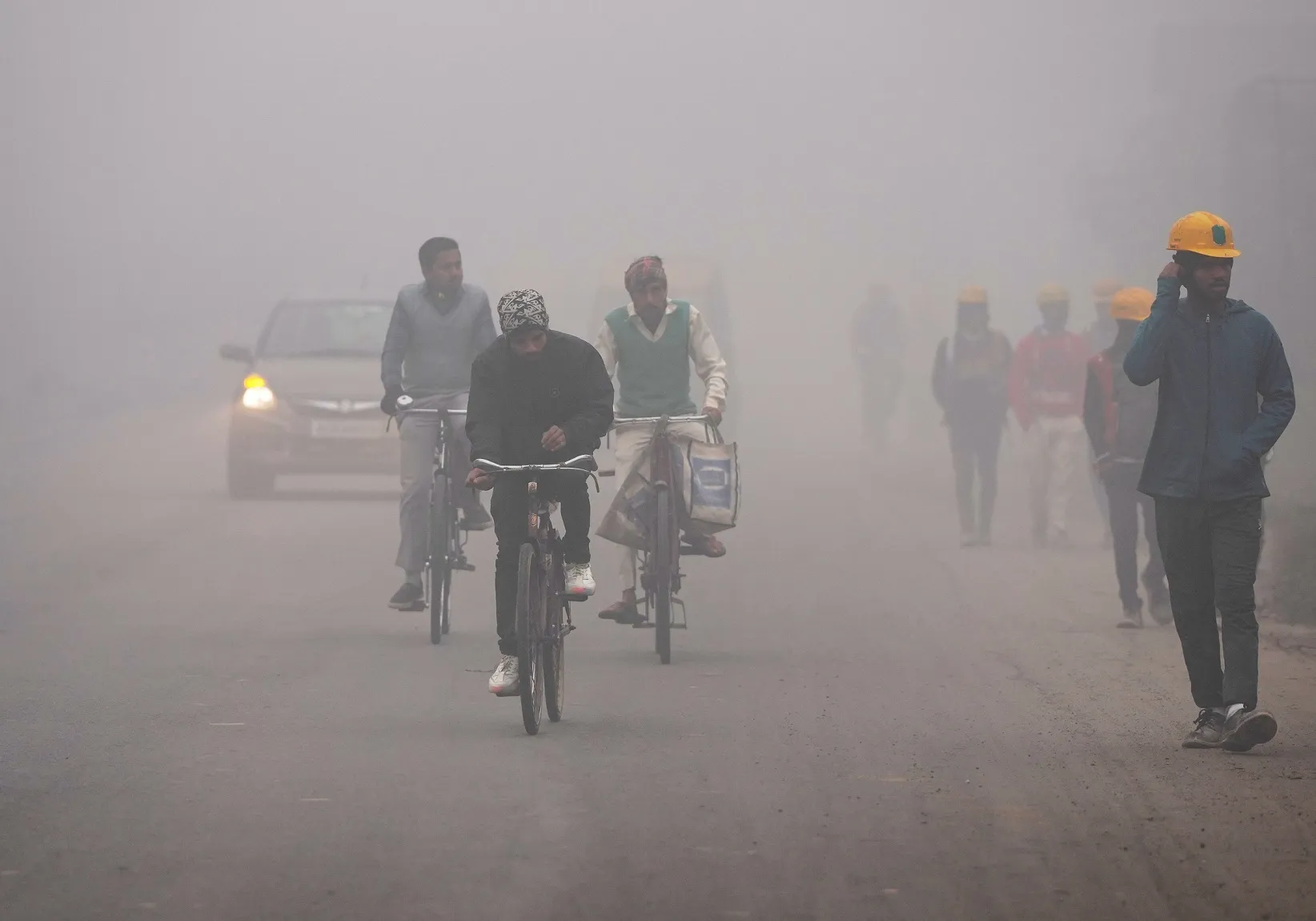 • Zero visibility as thick fog engulfs Delhi-NCR, disrupting air and rail traffic