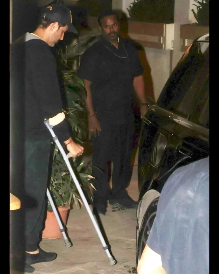 Hrithik Roshan Seen on Crutches at Goldie Behl’s Birthday, Choreographer Recalls His Pain During Senorita