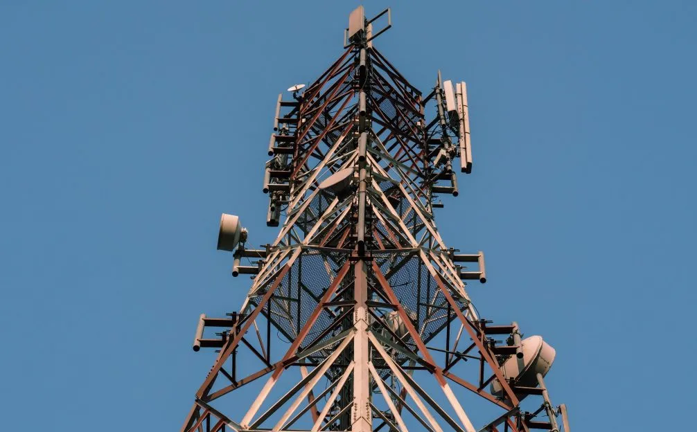 Odisha Youth Climbs Telecom Tower in Subarnapur; Rescue Efforts Stalled as He Refuses to Come Down