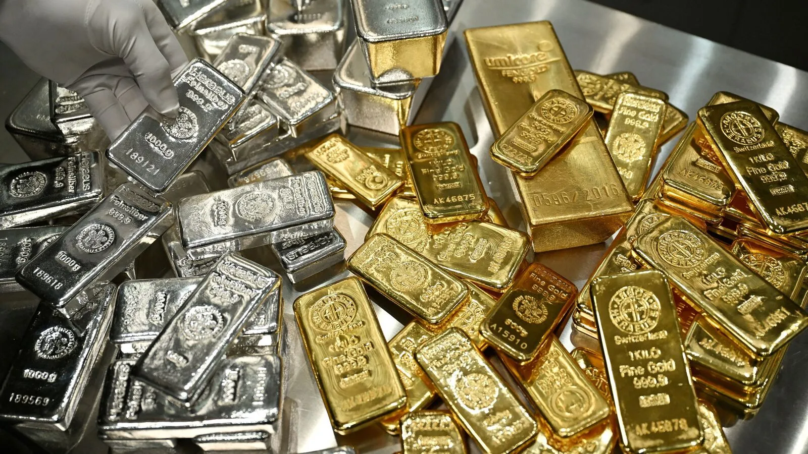 Gold and Silver Futures Trading Becomes Cheaper as MCX and NSE Remove Additional Margins