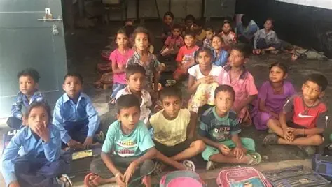 Bihar School Without a Building: Children Study on Temple Floor for 28 Years in Gaya