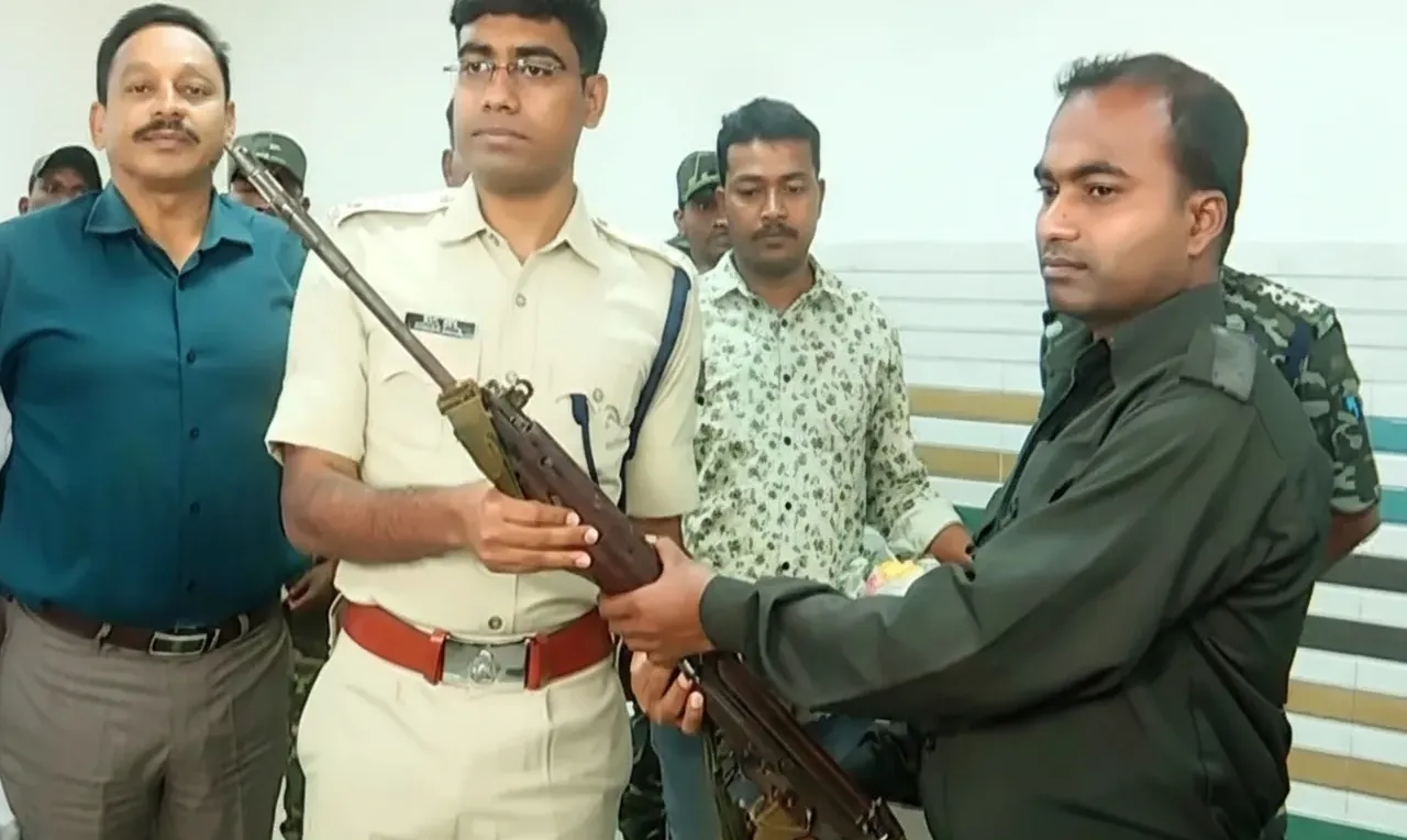 Hardcore Maoist With ₹21 Lakh Reward Surrenders Before Malkangiri SP