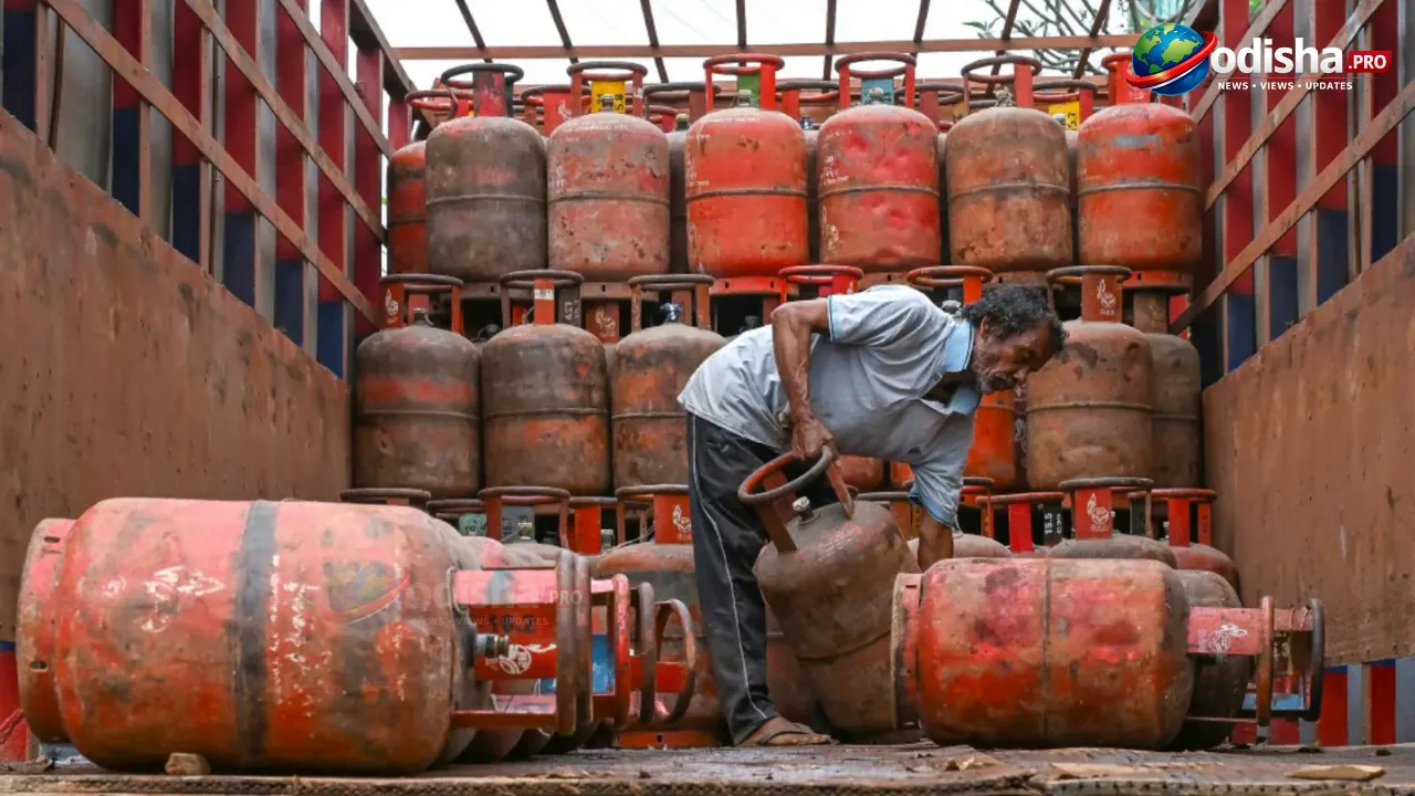 ପୁରୀରେ LPG ସିଲିଣ୍ଡର ନେଇ ଅସନ୍ତୋଷ: ବୁକିଂ ହେଲେ ମଧ୍ୟ ମିଳୁନି ଗ୍ୟାସ୍, ଡିଷ୍ଟ୍ରିବ୍ୟୁଟର୍ ଅଫିସ୍‌ରେ ଭିଡ଼