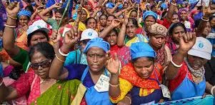 ବକେୟା ଦରମା ଦାବିରେ ମଧ୍ୟାହ୍ନ ଭୋଜନ ରାନ୍ଧୁନୀଙ୍କ ତୃତୀୟ ଦିନରେ ଆନ୍ଦୋଳନ ଜାରି