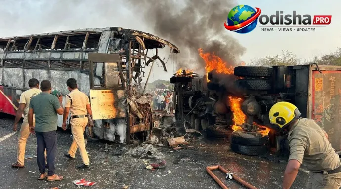 ଆନ୍ଧ୍ର ପ୍ରଦେଶର ପ୍ରକାଶମରେ ଭୟାବହ ବସ୍ ଦୁର୍ଘଟଣା: ଲୋରି ସହ ଧକ୍କା ପରେ ଆଗ୍ନିକାଣ୍ଡ, ୧୩ ମୃତ