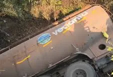 ବରଗଡ଼ରେ ପୁଲରୁ ଟ୍ରକ୍ ପତନ: ସଙ୍କୀର୍ଣ୍ଣ ରାସ୍ତାରେ ଉଦ୍ଧାର କାମରେ ବାଧା