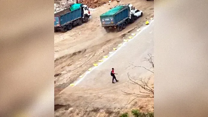 ବେତନ ନମିଳିବାରେ ରାଗ: ମହାରାଷ୍ଟ୍ରରେ ମାଲିକଙ୍କ କାର୍‌କୁ ଡମ୍ପର୍‌ରେ ଧକ୍କା ଦେଲେ ଡ୍ରାଇଭର୍