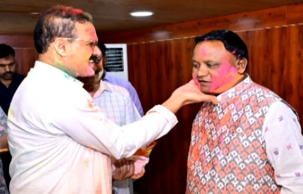 Odisha CM Mohan Charan Majhi Celebrates Holi with Dignitaries and Officials