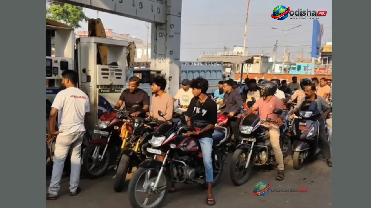 Panic Buying at Petrol Pumps in Malkangiri Amid Rumours of Fuel Price Hike