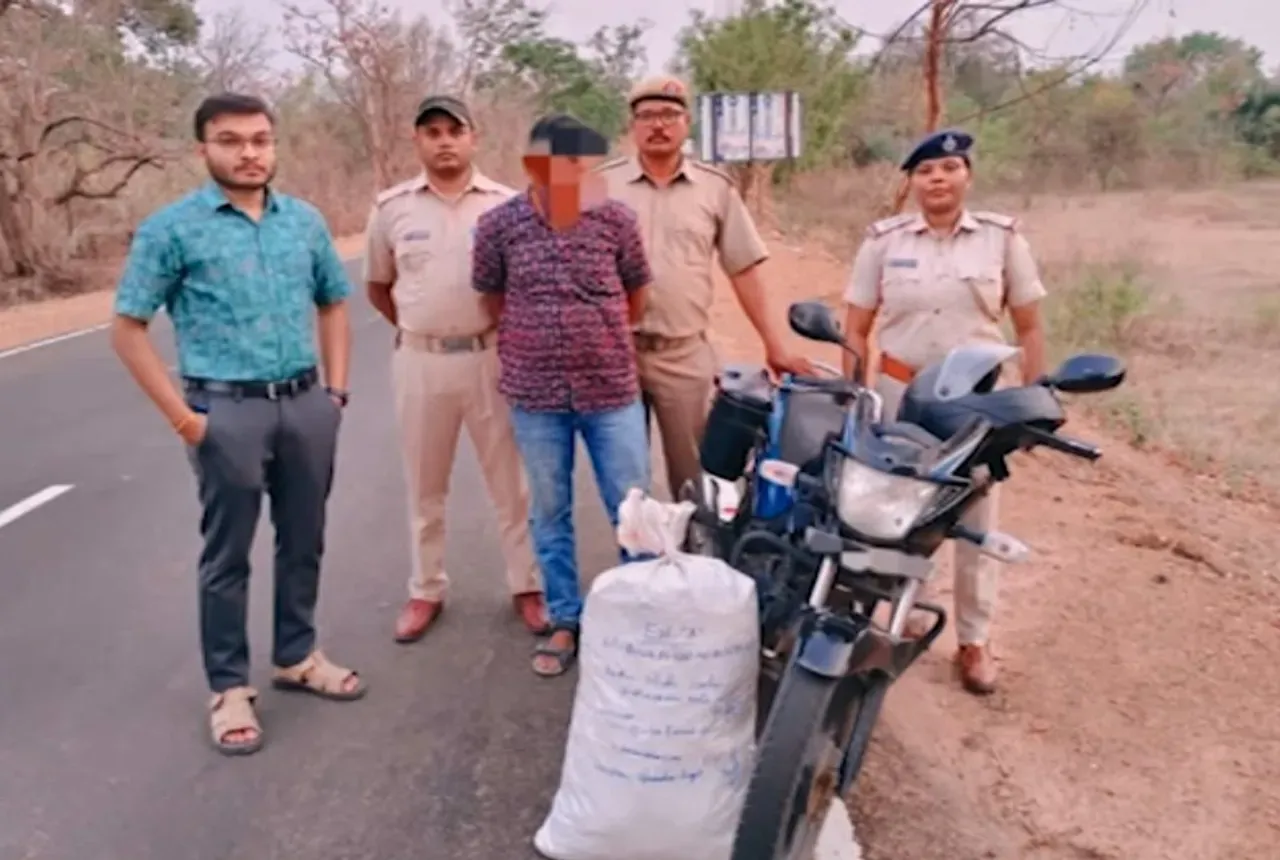 ବୌଦ୍ଧରେ ଗଞ୍ଜେଇ ଚାଲାଣରେ ପୁଲିସ କନ୍ଷ୍ଟେବଲ୍ ଗିରଫ, 10 କେଜିରୁ ଅଧିକ ଜବତ