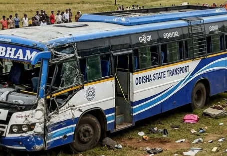କଟକରେ ଓଭରଟେକ୍ ଚେଷ୍ଟାରେ ଦୁଇଟି ବସ୍ ଦୁର୍ଘଟଣାଗ୍ରସ୍ତ, ୭ ଯାତ୍ରୀ ଆହତ