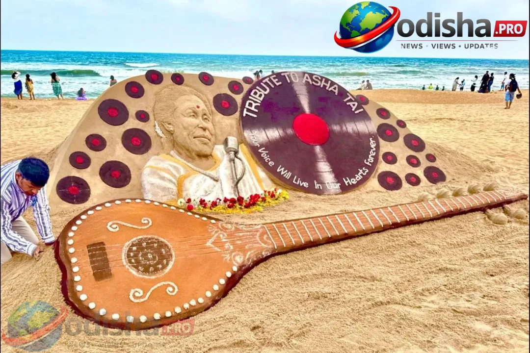 ଆଶା ତାଇଙ୍କୁ ଶ୍ରଦ୍ଧାଞ୍ଜଳି: ପୁରୀ ସମୁଦ୍ରତଟରେ ସୁଦର୍ଶନ ପଟ୍ଟନାୟକଙ୍କ 20 ଫୁଟ ଭୀଣା ବାଳୁକା ଶିଳ୍ପ