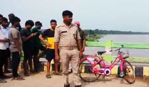 କେନ୍ଦ୍ରାପଡ଼ାରେ ଯୁବକ ନିଖୋଜ: ବୈତରଣୀ ସେତୁ ଉପରେ ମିଳିଲା ଜୁତା ଓ ମୋବାଇଲ୍, ଖୋଜ ଜାରି