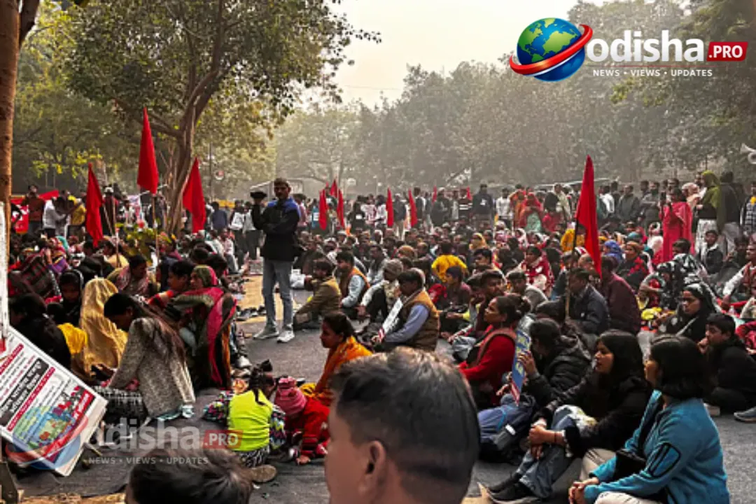 କାଗଜରେ ନିୟମିତ, ପ୍ରୟୋଗରେ ଦୁର୍ବଳ: କିପରି ଶ୍ରମ ଆଇନକୁ ନିରବରେ ଦୁର୍ବଳ କରାଯାଉଛି