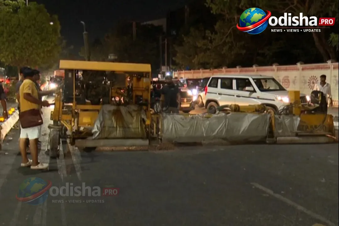 ବିହାରର ଶ୍ରମିକମାନଙ୍କ ରୋଡ୍ ଅବରୋଧରେ ଭୁବନେଶ୍ୱରର ମୁଖ୍ୟ ରାସ୍ତା ଅଚଳ, ଯାତ୍ରୀମାନେ ହେଲେ ଅସୁବିଧାରେ