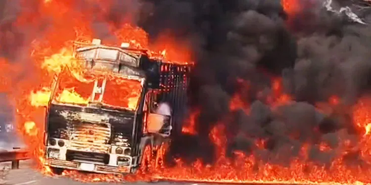 ପାଳାସୁନି ସ୍କ୍ୱାରରେ ଟ୍ରକ୍‌ରେ ଆଗ୍ନିକାଣ୍ଡ, ଭୁବନେଶ୍ୱରରେ ଯାତାୟାତ ଅସ୍ତବ୍ୟସ୍ତ