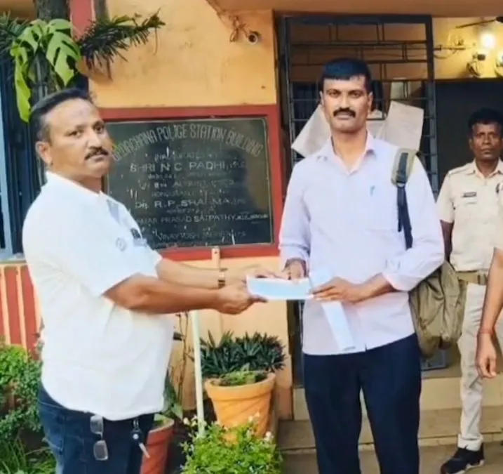 ସତ୍ୟନିଷ୍ଠାର ଉଦାହରଣ: ଭୁଲବଶତଃ ଖାତାକୁ ଆସିଥିବା ୭.୫ ଲକ୍ଷ ଟଙ୍କା ଫେରାଇଲେ ଯାଜପୁରର ସନ୍ତୋଷ ନାୟକ