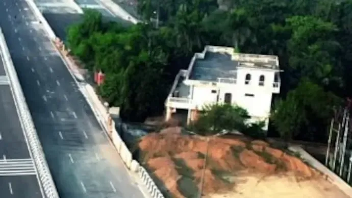 ଦିଲ୍ଲୀ–ଦେହରାଦୁନ ଏକ୍ସପ୍ରେସୱେ ମଝିରେ ‘ସ୍ୱାଭିମାନ’ ଘର! ଚୀନ୍‌ର ‘ନେଲ୍ ହାଉସ୍’ ଭଳି ଭାରତରେ ଦୃଶ୍ୟ