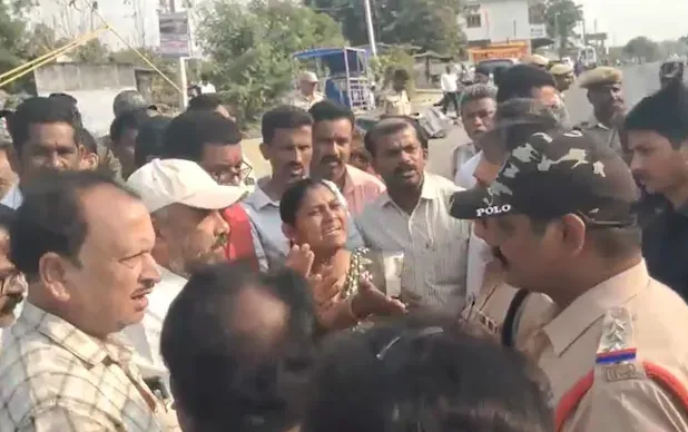 RTC ଡ୍ରାଇଭରଙ୍କ ମୃତ୍ୟୁ ପରେ ତେଲେଙ୍ଗାନାର ନରସମ୍ପେଟରେ ତଣାତଣି, ଡିପୋକୁ ନେଇଯାଇଲା ଶବ