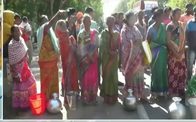 ପାଣି ସଙ୍କଟକୁ ନେଇ ମୟୂରଭଞ୍ଜରେ ଖାଲି କଳସ ଧରି କଲେକ୍ଟର କାର୍ଯ୍ୟାଳୟ ସାମ୍ନାରେ ଗ୍ରାମବାସୀଙ୍କ ପ୍ରତିବାଦ