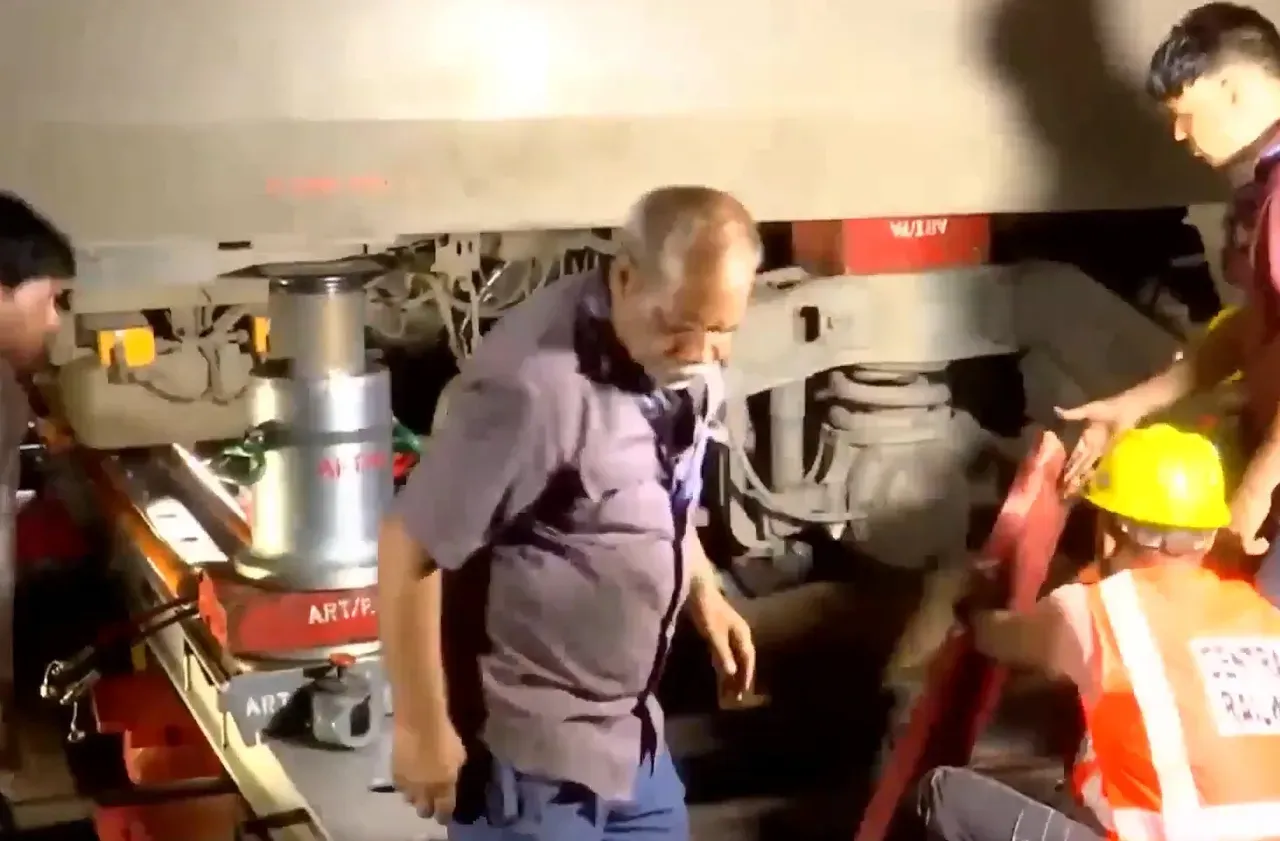 ପୁଣେ ରେଳଷ୍ଟେସନରେ ବନ୍ଦେ ଭାରତ ଟ୍ରେନର କୋଚ୍ ଲାଇନଚ୍ୟୁତ, ବଡ଼ ଦୁର୍ଘଟଣା ଟଳିଲା; ସମସ୍ତ ଯାତ୍ରୀ ସୁରକ୍ଷିତ