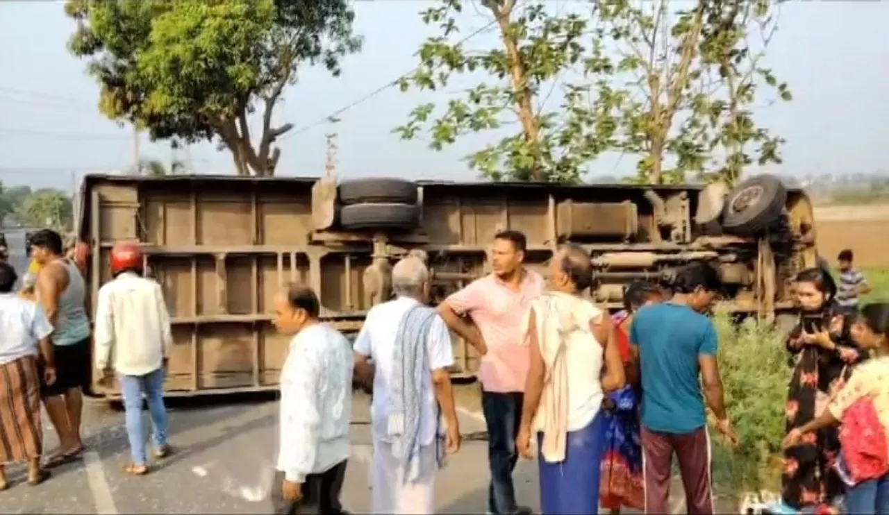 ନୟାଗଡ଼ ବାଲୁଗାଁ ନିକଟରେ ଯାତ୍ରୀବାହୀ ବସ୍ ଓଲଟିଲା: 20 ଯାତ୍ରୀ ଗୁରୁତର ଆହତ