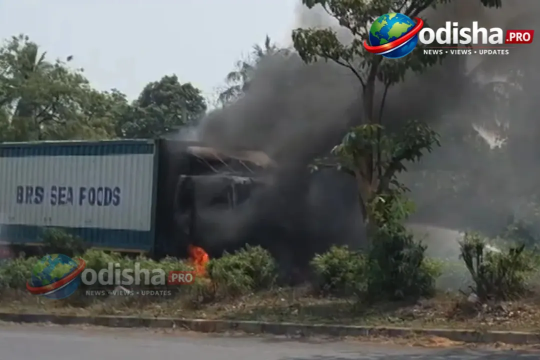 ବାଲେଶ୍ୱର NH-16ରେ ସିଫୁଡ୍ ଟ୍ରକ୍ ଆଗୁନ, ଡ୍ରାଇଭର ଓ ସାହାୟକ ପାଇଛନ୍ତି ସଂକଟମୟ ମୁକ୍ତି