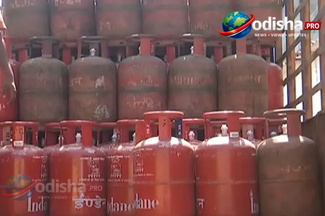 ଶ୍ରମିକ ଓ ଛାତ୍ରଛାତ୍ରୀମାନେ ID ଦେଖାଇ ୫ କିଲୋ LPG ସିଲିଣ୍ଡର କିଣିପାରିବେ; କଳା ବଜାରୀ ରୋକିବାକୁ ଓଡିଶା ସରକାରଙ୍କ କଡ଼ା ପଦକ୍ଷେପ