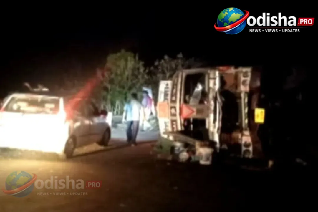 ଓଡ଼ିଶାର କୋରାପୁଟରେ NH-26 ରେ ଟ୍ରକ୍ ଉଲଟିଲା: ଯାତାୟାତ ବାଧା, ଯାତ୍ରୀମାନେ ଘଣ୍ଟା ଧରି ଅଟକିଲେ
