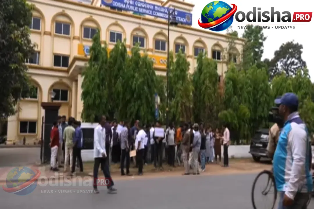 OPSC କାର୍ଯ୍ୟାଳୟ ସାମ୍ନାରେ ପ୍ରତିବାଦ: MBBS ଡାକ୍ତରମାନେ କେବେ ପାଇବେ ନିଯୁକ୍ତି?