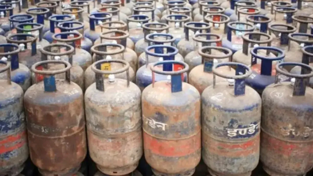 ବାଣିଜ୍ୟିକ LPG ସିଲିଣ୍ଡର ଦର ₹993 ବୃଦ୍ଧି, ଘରୋଇ ଗ୍ୟାସ ଦର ଅପରିବର୍ତ୍ତିତ