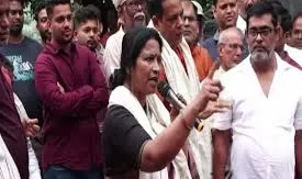 ଭୁବନେଶ୍ୱର ଗ୍ରାମ ସଭାରେ ତୀବ୍ର ବାକ୍‌ବିତଣ୍ଡା: ହେଲ୍ଥ ସେଣ୍ଟର ଦାବିକୁ ନେଇ ମେୟର ଓ ଲୋକଙ୍କ ମଧ୍ୟରେ ତର୍କ