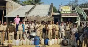 ଟିଗିରିଆରେ ଅବୈଧ ଦେଶୀ ମଦ କାରଖାନା ଉପରେ ଚଢ଼ାଉ, ଭୂତଳ କୋଠରୀରୁ ଜବତ ହେଲା ମଦ