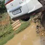 କନ୍ଧମାଳରେ ବସ୍-କାର ଧକ୍କା: ପୋଲ ଉପରେ ଝୁଲି ରହିଲା କାର, ଡ୍ରାଇଭର ଆହତ