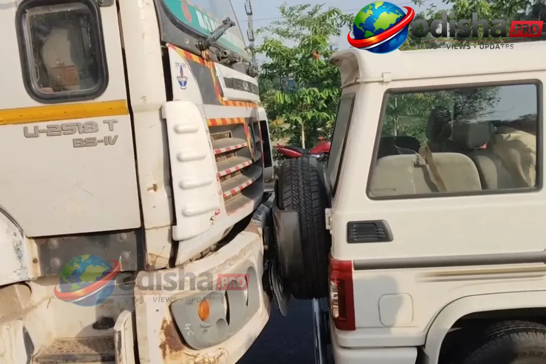 ଏନଏଚ-୧୬ରେ ଧାଉଥିବା ବେଳେ ଅତିରିକ୍ତ ତହସିଲଦାରଙ୍କ ଗାଡ଼ିକୁ ଧକ୍କା ଦେଲା ଟ୍ରକ୍