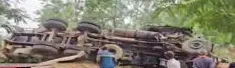 ନବରଙ୍ଗପୁରରେ ସାର ବୋଝେଇ ଟ୍ରକ ଗଛକୁ ଧକ୍କା, ଚାଳକଙ୍କ ମୃତ୍ୟୁ