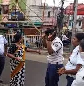 ବ୍ରହ୍ମପୁର ଗେଟ୍ ବଜାରରେ ହାଇଡ୍ରାମା: ପୋଲିସ ଗାଡ଼ି ଅଟକାଇ ହଙ୍ଗାମା କଲେ ମହିଳା