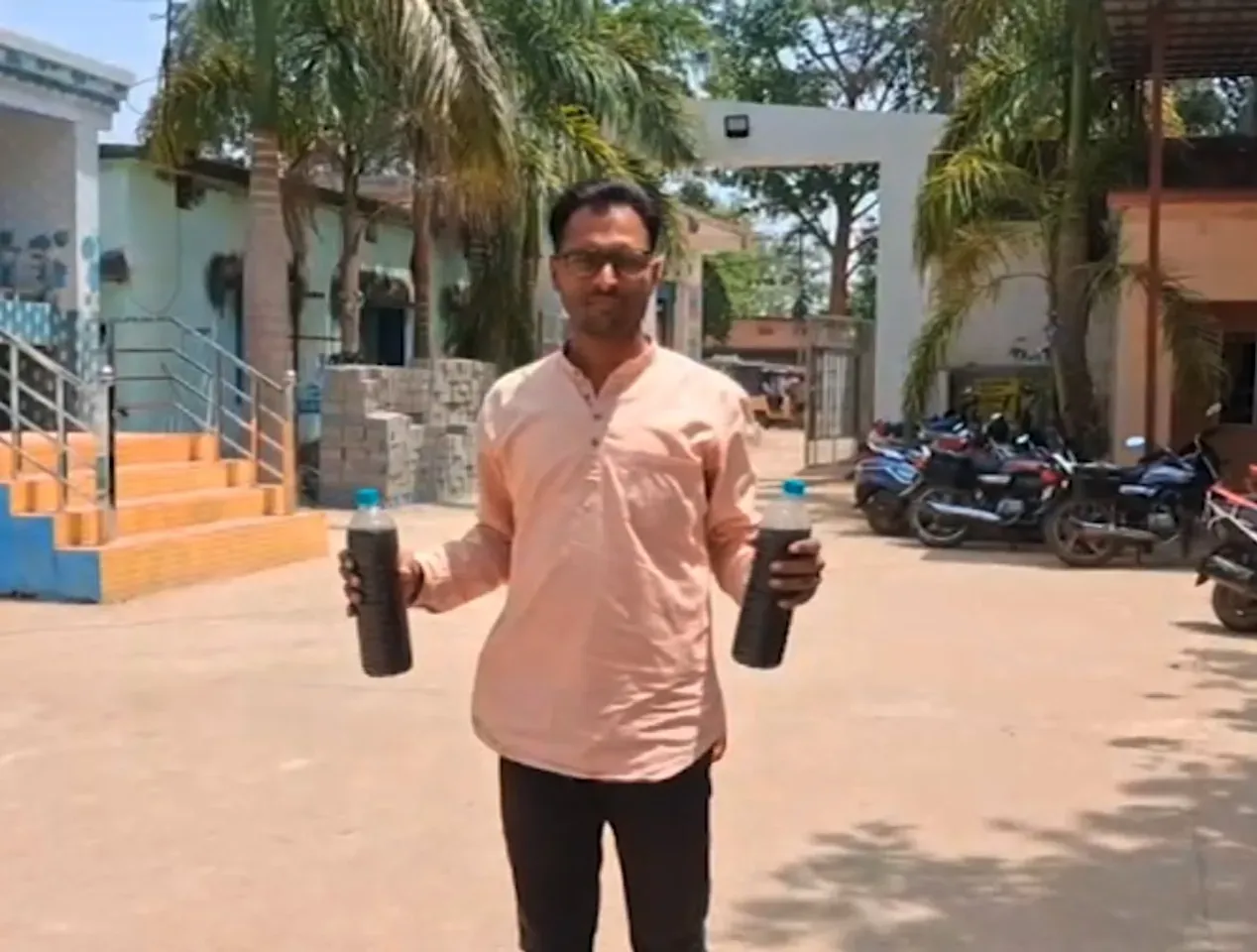 ଡ୍ରେନ୍‌ ପାଣି ବୋତଲ ନେଇ ବିଡିଓ କାର୍ଯ୍ୟାଳୟରେ ପହଞ୍ଚିଲେ ଯୁବକ; ବଲାଙ୍ଗିରରେ ଅଭିନବ ପ୍ରତିବାଦ