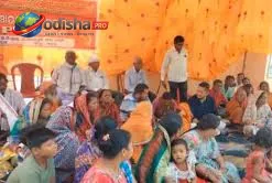 ୮୯ ବର୍ଷୀୟ ମାଆଙ୍କୁ କାନ୍ଧରେ ବୋହି ପେନ୍‌ସନ ପାଇଁ ପଞ୍ଚାୟତ ଅଫିସରେ ପହଞ୍ଚିଲେ ପୁଅ
