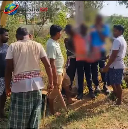 ୪ ଦିନର ବିଦ୍ୟୁତ୍ ବିଭ୍ରାଟକୁ ନେଇ ଦେବଗଡ଼ରେ ଉତ୍ତେଜନା, ବିଦ୍ୟୁତ୍ କର୍ମଚାରୀଙ୍କୁ ଖୁମ୍ବରେ ବାନ୍ଧିଦେଲେ ଗ୍ରାମବାସୀ
