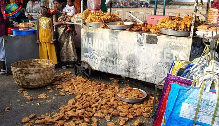 ପୁରୀ ବଡ଼ଦାଣ୍ଡରେ ଖଜା ଲୁଟ୍ ହଙ୍ଗାମା, ଅବୈଧ ବିକ୍ରି ପାଇଁ ବ୍ୟବସାୟୀଙ୍କୁ ଉଠାଇନେଲା ପୁଲିସ୍‌