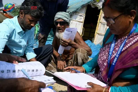 ଓଡ଼ିଶାରେ ସ୍ୱତନ୍ତ୍ର ଭୋଟର ତାଲିକା ସଂଶୋଧନ ଅଭିଯାନ ଆରମ୍ଭ, ଘରେ ଘରେ ପହଞ୍ଚିଲେ ବିଏଲଓ