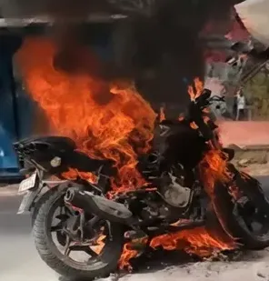 ବ୍ରହ୍ମପୁରରେ ଦୁର୍ବୃତ୍ତଙ୍କ ଆତଙ୍କ: ଯୁବକଙ୍କ ବାଇକ୍‌କୁ ନିଆଁ ଲଗାଇ ଫେରାର