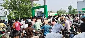 ଜୟପୁରରେ ଇନ୍ଧନ ସଙ୍କଟ: ପେଟ୍ରୋଲ ଅଭାବରେ ଲମ୍ବା ଲାଇନ୍‌, ଲୋକମାନଙ୍କ ଅସନ୍ତୋଷ ବଢ଼ିଲା
