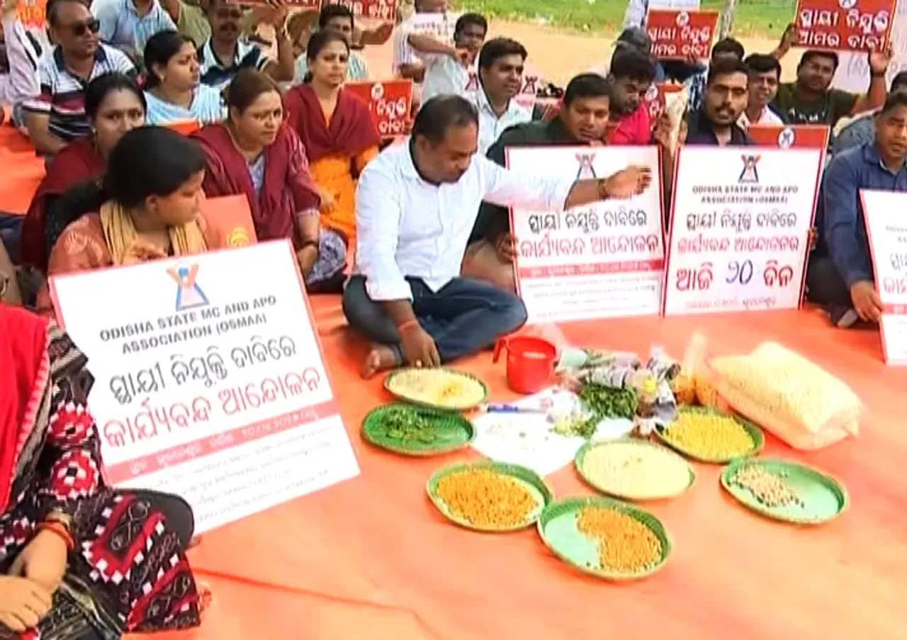 ସ୍ଥାୟୀ ନିଯୁକ୍ତି ଦାବିରେ ଭୁବନେଶ୍ୱରରେ OSMA କର୍ମୀଙ୍କ ‘ଝାଲମୁଢ଼ି’ ପ୍ରତିବାଦ