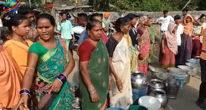 ଜଳ ସଙ୍କଟକୁ ନେଇ ସମ୍ବଲପୁରରେ ରାସ୍ତାରୋକ, ସ୍ଥାୟୀ ସମାଧାନ ଦାବିରେ ଉତ୍ତାଳ ହାଟପଡ଼ା ଅଞ୍ଚଳ